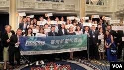 驻美国台北经济文化代表处(TECRO )为前来参加“选择美国投资峰会”的台湾代表团举行盛大欢迎酒会,图为台湾新创企业代表合影。(2024年6月23日,美国之音记者李逸华拍摄)