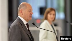 Олаф Шольц каже, що його уряд не планує скорочувати допомогу Україні, але хоче змінити джерела фінансування і більше використовувати кошти з заморожених російських активів.