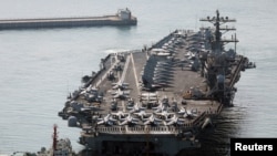 资料照片:美国海军尼米兹号航母(USS Nimitz)2023年3月28日抵达韩国东南部城市釜山。(路透社转发)