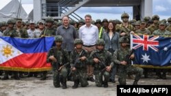 Bộ trưởng Quốc phòng Australia Richard Marles (giữa), Bộ trưởng Quốc phòng Philippines Gilberto Teodoro (trái) chụp ảnh cùn binh sĩ hai nước ở Zambales, 25/8/2023.