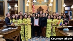 Thượng Nghị sỹ Stephanie Chang trao Nghị quyết về tuần lễ kỷ niệm 30/4 cho ông Đinh Thái Hòa. Photo by Dinh Thai Hoa.