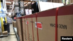 资料照:美国加州一座仓库里储有标有“中国制造”的货物。