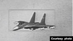 台湾国防部公布的中国歼-16战斗机遭到台湾F-16B战斗机屏幕锁定的黑白照片。(台湾国防部提供)