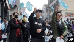 台湾民众党支持者在柯文哲竞选办公室外进行竞选集会。(2024年1月4日)