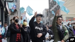 台湾民众党支持者在柯文哲竞选办公室外进行竞选集会。(2024年1月4日)