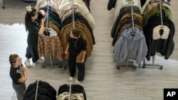 北京一家商场的秋季服装上市,售货员在等待顾客。(2023年8月20日)