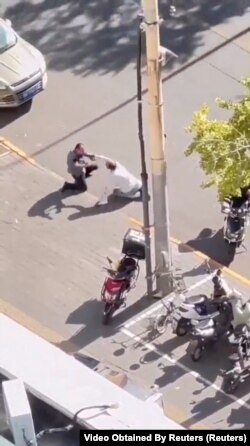 中国社媒传播的一个视频显示,一名以色列驻北京大使馆雇员在北京街头遇刺。(2023年10月13日)