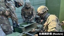 韩国国防部2024年6月9日发布照片显示,韩国士兵在朝韩非军事区附近安装向朝鲜宣传的高音喇叭。