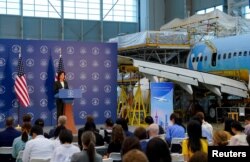 美国商务部长吉娜·雷蒙多在上海浦东机场附近参观上海波音航空改造维修工程有限公司时在记者会上讲话。(2023年8月30日)