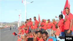 中国国家主席习近平2018年访问巴布亚新几内亚,巴新政府动员民众手持五星旗列队欢迎习近平的车队。(美国之音特约记者杨安摄影)