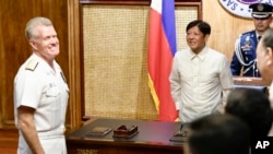 菲律宾总统马科斯在马尼拉会见在菲律宾进行礼节性访问的美国印太司令部司令塞缪尔·帕帕罗海军上将(左 Samuel Paparo)。(2024年8月27日)