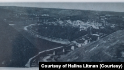 Дністер огинає містечко Заліщики, де жила сім'я Галини Літман. На той час місто належало Польщі.