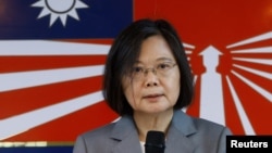 台湾总统蔡英文在金门岛为守岛烈士举行的纪念仪式上讲话。(2023年8月23日)