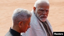 资料照:印度总理莫迪(右)与 印度外长苏杰生(Subrahmanyam Jaishankar)在新德里。(2023年12月5日)