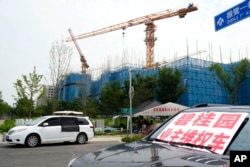 北京郊外碧桂园工地外的房主维权车