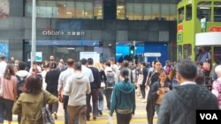 香港的生活气氛和信息流通比中国大陆自由,是吸引中国人来香港发展的主要原因 (美国之音)