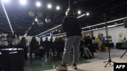 资料照:一名脱口秀演员在北京一家商场做脱口秀表演。(2020年11月21日)