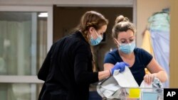 2023年4月28日,美国佛蒙特州伯灵顿的佛蒙特大学儿童医院,护士在照顾新生儿。