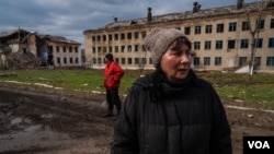 50岁的塞弗尔斯克居民安吉丽娜说,留在镇里的人已经不多了,如今大家都彼此熟知了。(2023年4月4日,美国之音博夏特拍摄)