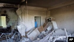 弗拉基米尔·戈卢边科(Vladimir Golubenko)看着自己被俄罗斯无人机炸毁的办公室。2023年5月28号,俄军对基辅发动了一次无人机夜袭,这是自俄罗斯入侵以来乌克兰遭受规模最大的一次无人机袭击。袭击当天,乌克兰正在准备建国纪念日。