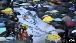 2019年8月18日民间人权阵线发起的8-18流水式集会,主办单位估计数以百万计市民冒着大雨和平参与 (美国之音/汤惠芸)