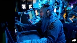 资料照片:美国“卡尼”号(USS Carney)导弹驱逐舰在红海地区准备发射导弹。(2023年10月14日)