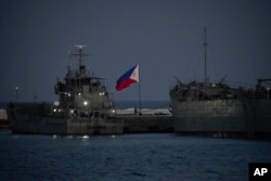 南中国海中业岛附近停泊的飘有菲律宾国旗的菲海军舰只。 (2023年4月21日)