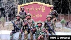 လွယ်ဂျယ်မြို့ဆိုင်းဘုတ်ရှေ့တွေ့ရတဲ့ KIA တပ်ဖွဲ့ဝင်များ