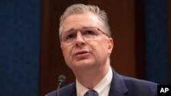 资料照片:美国负责东亚和太平洋事务的助理国务卿康达(Daniel J. Kritenbrink)在华盛顿的国会众议院一个有关中国的听证会上讲话。(2023年2月28日)