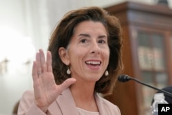 资料照片:商务部长吉娜·雷蒙多于2023年10月4 日在华盛顿国会山举行的参议院商业、科学和运输听证会上作证