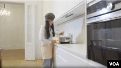 苏雨桐很少去柏林的中餐馆,担心遇到中国大使馆的官员。这意味着她成为了厨艺不错的厨子。(美国之音乔纳森·斯皮尔拍摄)