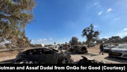 古特曼和杜代在音乐节大屠杀现场的废墟中。(照片受访者提供)