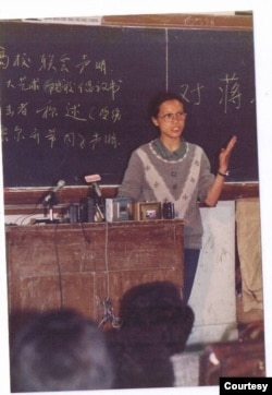 资料照:1989年4月底,王超华在北师大教学楼主持全市高校代表会讨论五一后的行动。