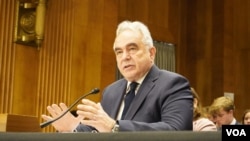 资料照片:2024年7月30日,美国副国务卿库尔特·坎贝尔在参议院外交关系委员会有关美中战略竞争的听证会上作证。(美国之音记者李逸华拍摄)