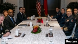 中国国防部长董军2024年5月31日在新加坡出席香格里拉对话会期间与美国国防部长劳埃德·奥斯汀举行双边会晤。