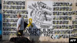 ပြီးခဲ့တဲ့နှစ် အောက်တိုဘာ ၇ ရက်နေ့က တိုက်ခိုက်ခံရပြီးနောက် ပါလက်စတိုင်းစစ်သွေးကြွတွေဖမ်းဆီးခံထားရတဲ့ အစ္စရေးဓားစာခံတွေရဲ့ ဓာတ်ပုံများ။