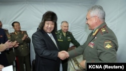 资料图:朝鲜领导人金正恩在访问俄罗斯符拉迪沃斯托克期间与时任俄罗斯国防部长绍伊古握手。(2023年9月16日)