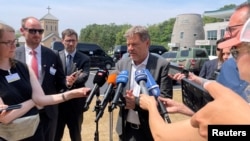 德国副总理兼经济部长罗伯特·哈贝克(左 Robert Habeck)在参观朝韩边界非军事区板门店时对记者讲话。(2024年6月21日)