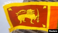 资料照:在科伦坡一家酒店前飘扬的斯里兰卡国旗。(2022年8月10日)