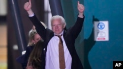 维基解密创始人朱利安·阿桑奇抵达澳大利亚堪培拉空军基地。(2024年6月26日)