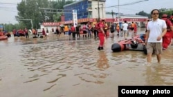 涿州一烧烤美食城老板发来街道被淹照片。(2023年8月2日)