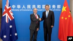 澳大利亚贸易与旅游部长唐·法瑞尔(Don Farrell)星期五(5月12日)在北京与中国贸易部部长王文涛就解除贸易障碍举行会谈。