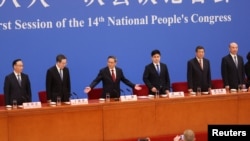 中国总理李强(中)在人大会堂出席记者会。(2023年3月13日)