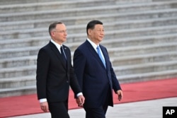 中国领导人习近平在北京人大会堂外为到访的波兰总统杜达( Andrzej Duda)举行欢迎仪式。(2024年6月24日)