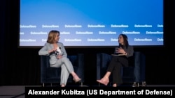 美国国防部副部长凯瑟琳·希克斯(Kathleen Hicks)在位于五角大楼附近弗吉尼亚州阿灵顿的丽思卡尔顿酒店(Ritz-Carlton)举行的第七届年度《国防新闻》年会上与该刊物编辑马乔里-森瑟(Marjorie Censer)进行对谈。(2023 年 9 月 5 日)
