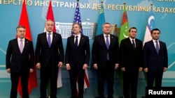 美国国务卿布林肯在哈萨克斯坦首都阿斯塔纳与参加美国-中亚(C5+1)部长级会议的中亚各国外长合影。(2023年2月28日)