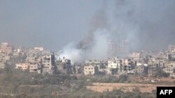 这张从以色列与加沙地带边境拍摄的照片显示,2023年12月31日以色列发动袭击后,加沙中部上空滚滚浓烟.(法新社)