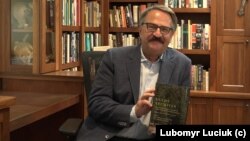Співавтор книги "Ворожі архіви" - канадський професор українського походження, історик та географ Любомир Луцюк. Фото - із ФБ-сторінки професора Луцюка.