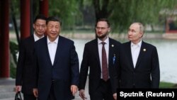 中国领导人习近平在北京中南海接待到访的俄罗斯总统普京。(2024年5月16日)