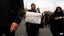 伊朗德黑兰的一名哀悼者举着的标语牌上写着:“加沙流淌在儿童的血液中”。 (2024年8月25日)